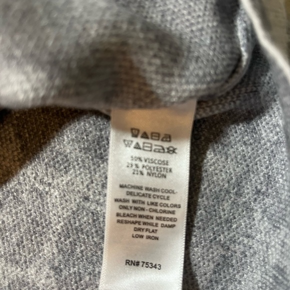 Tahari Women’s Gray Leopard Print Sweater Size Large - Picture 3 of 6